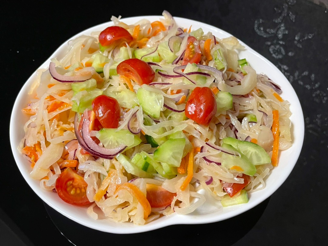 Салат из квашеной капусты со свежими овощами