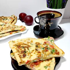 Блины с помидорами и зеленью