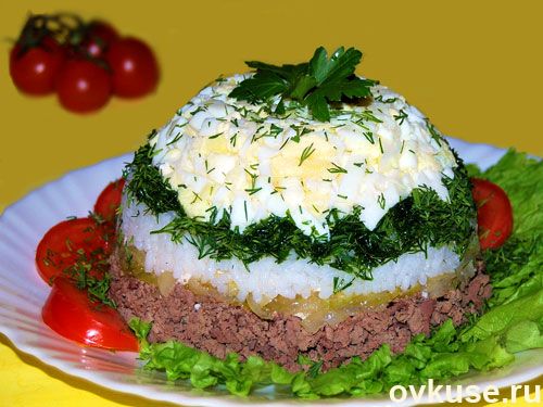 Салат из куриной печени с рисом и кукурузой