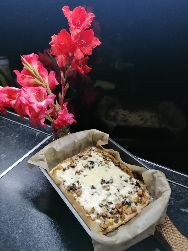 Киш с жареными грибами, курицей и зеленью