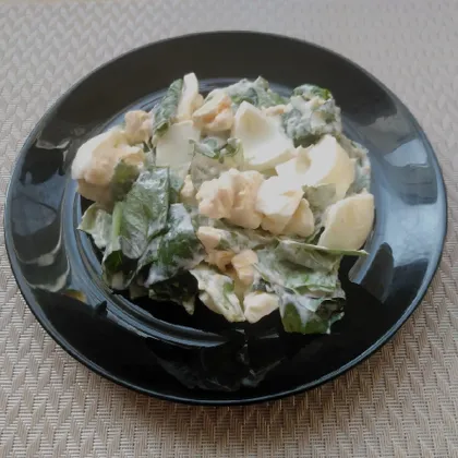 Салат с яйцом и листовым салатом