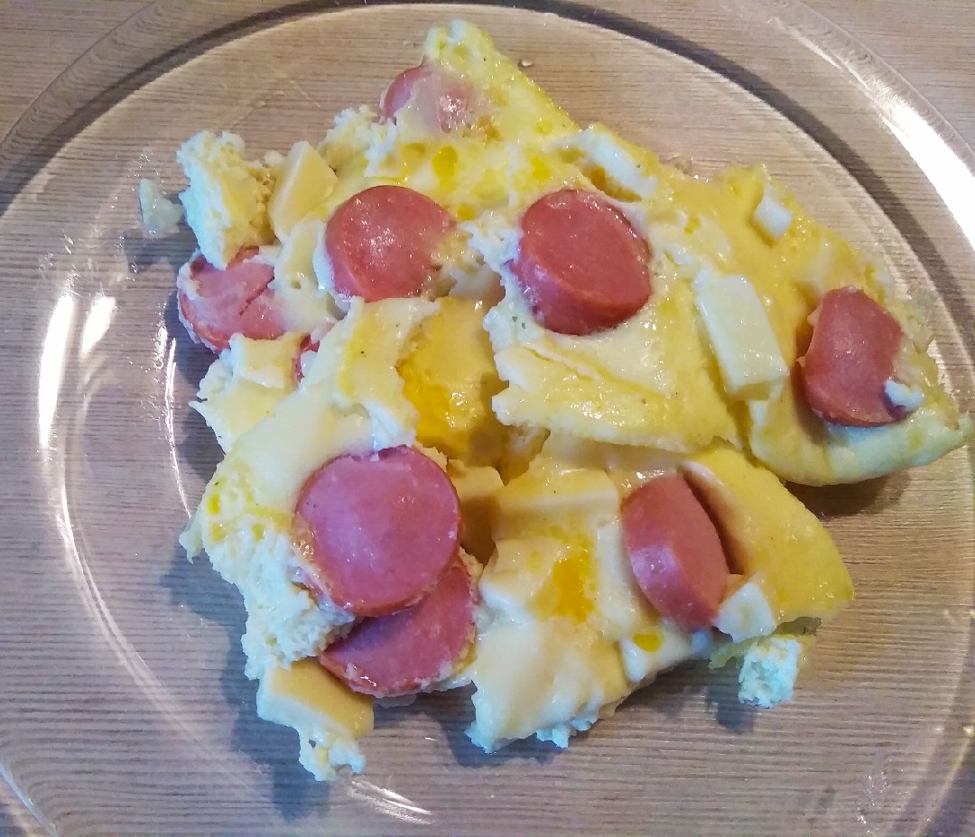 Нежный омлет с сосисками