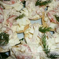 Тарталетки с салатом из морепродуктов