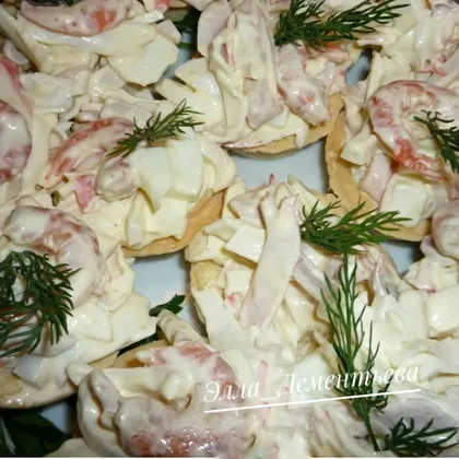 Тарталетки с салатом из морепродуктов