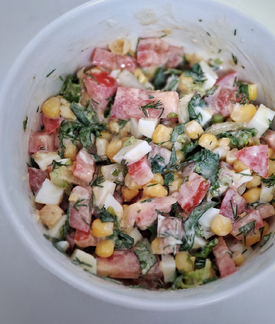 Салат из помидора, яйца и кукурузы с зеленью