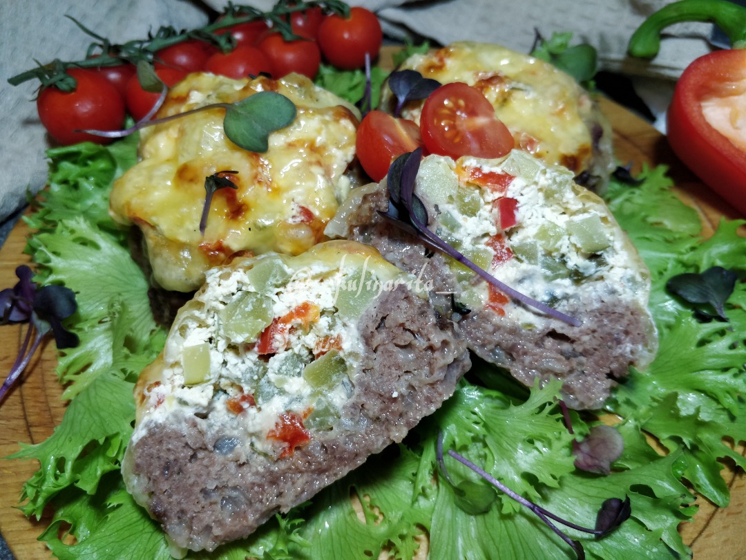 Мясные "гнезда" с творожным сыром и маринованными огурцами