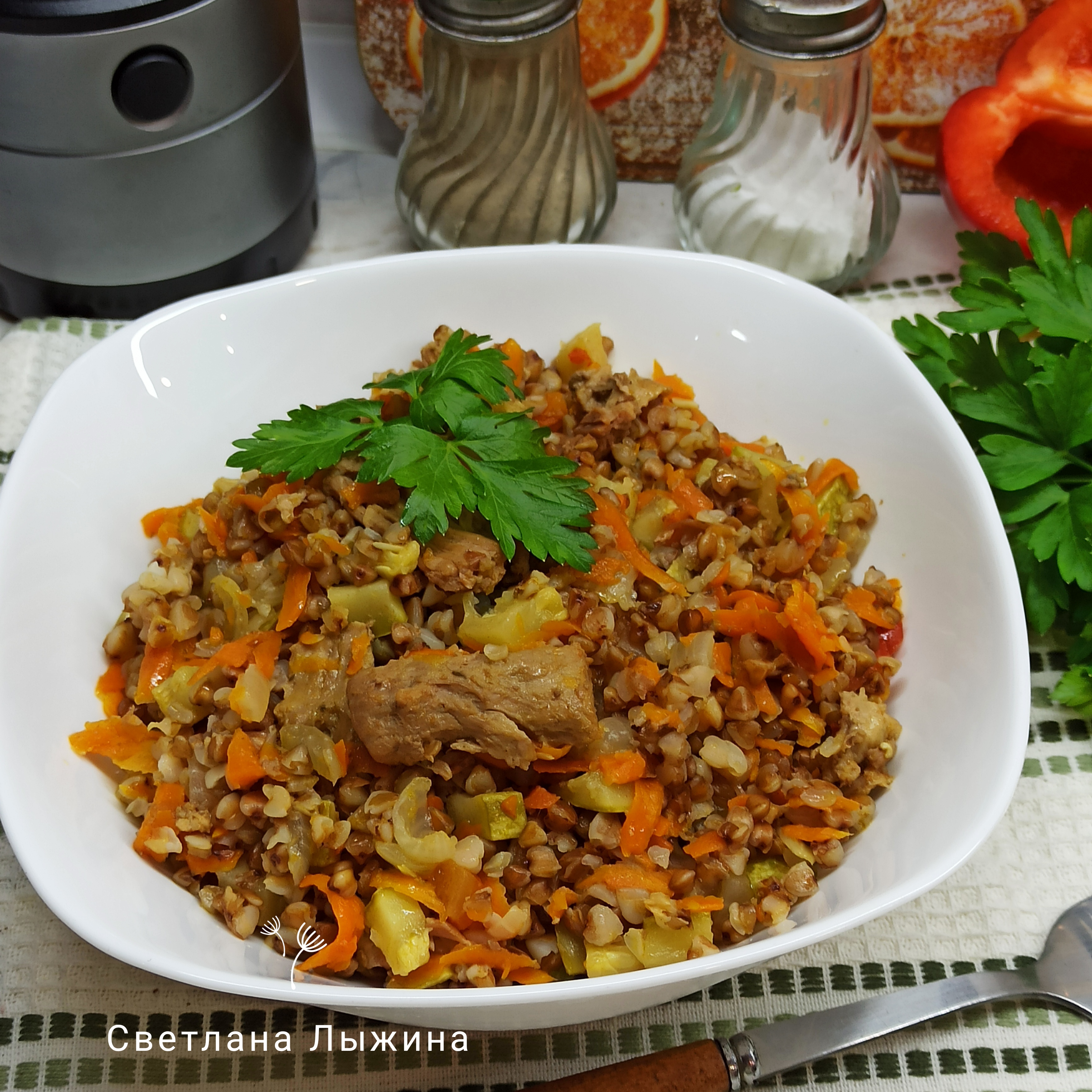Гречка с тушенкой и овощами на сковороде