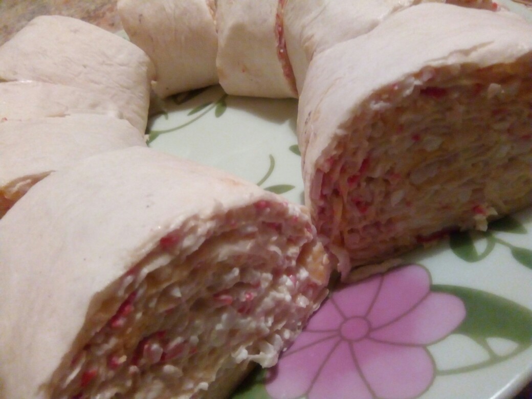 Рулетики с крабовыми палочками