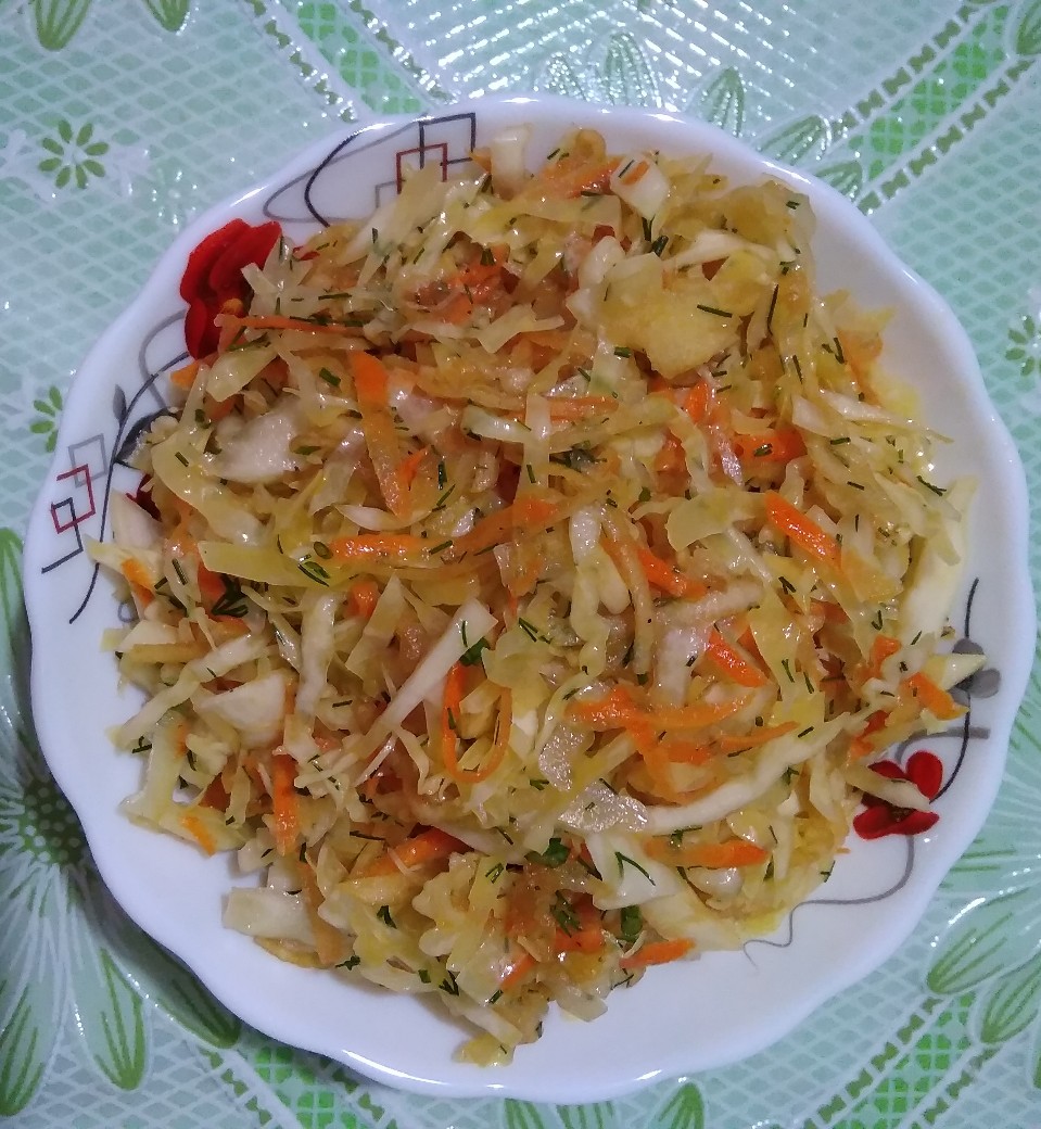 Салат из свежей капусты, моркови и яблока