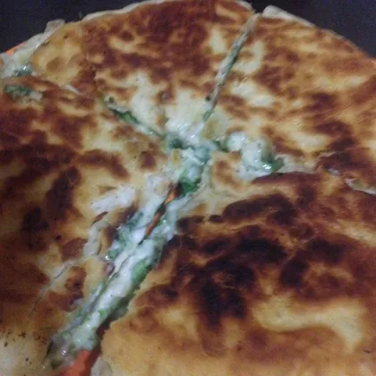 Пирог с домашним сыром и зеленью (испечённый на сковороде)