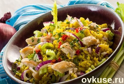 Рисовый салат с овощами и курицей