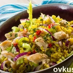 Рисовый салат с овощами и курицей