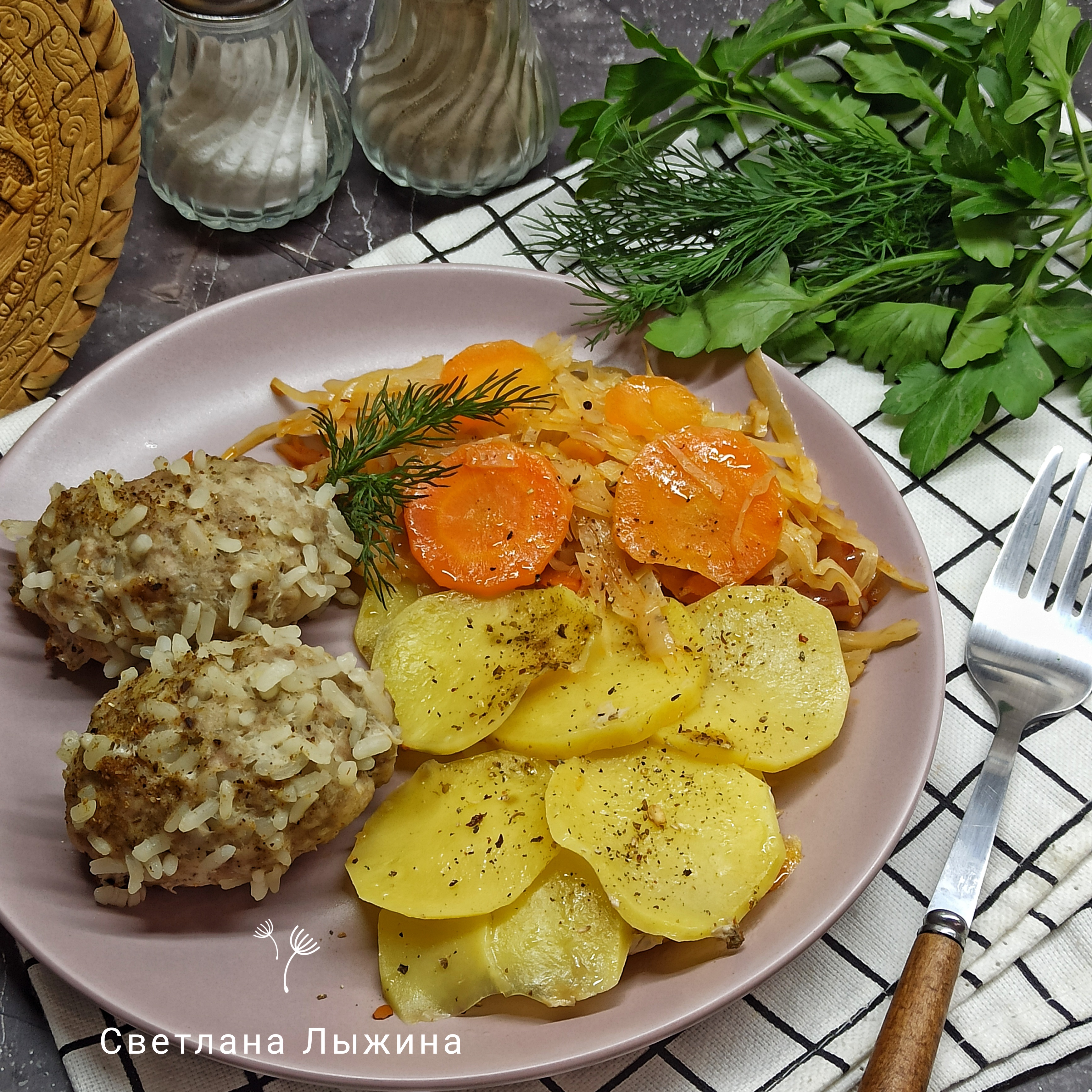 Мясные "Ёжики" с овощами на сковороде