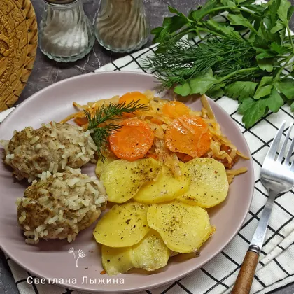 Мясные 'Ёжики' с овощами на сковороде