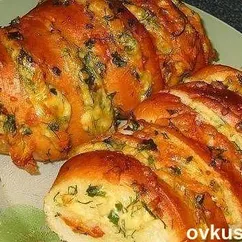 Запеченный батон с сыром, чесноком и зеленью