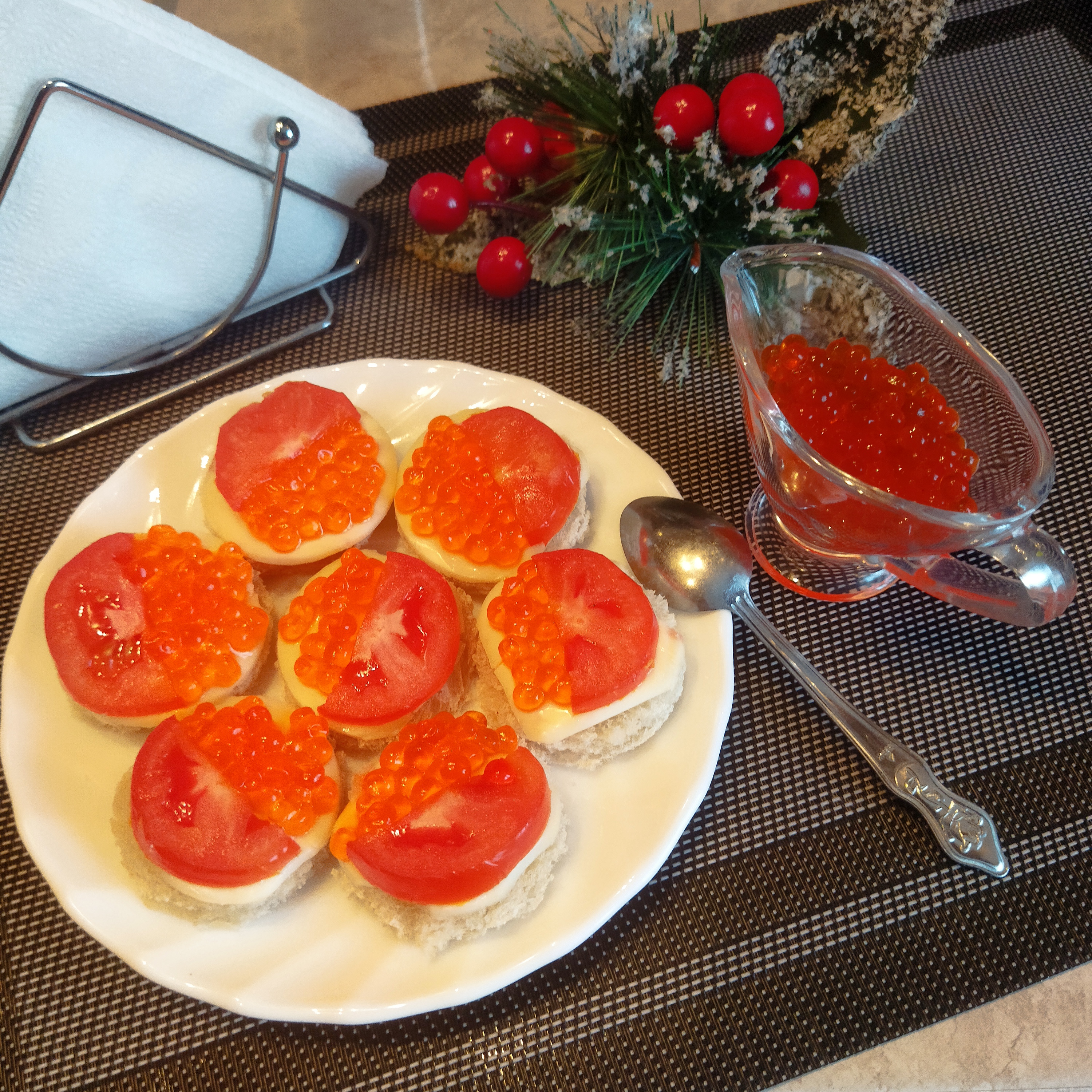 Тосты с плавленым сыром и имитированной икрой