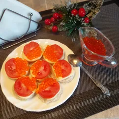 Тосты с плавленым сыром и имитированной икрой