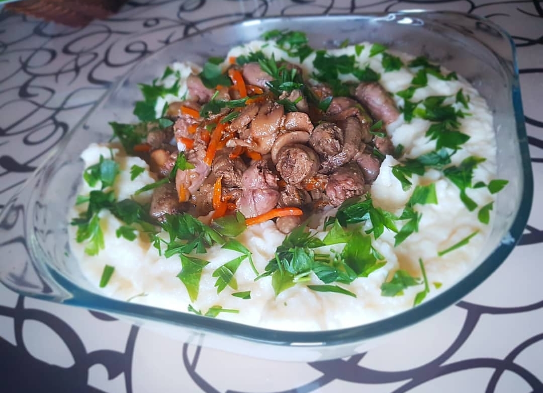 Пюре из цветной капусты с куриными сердечками