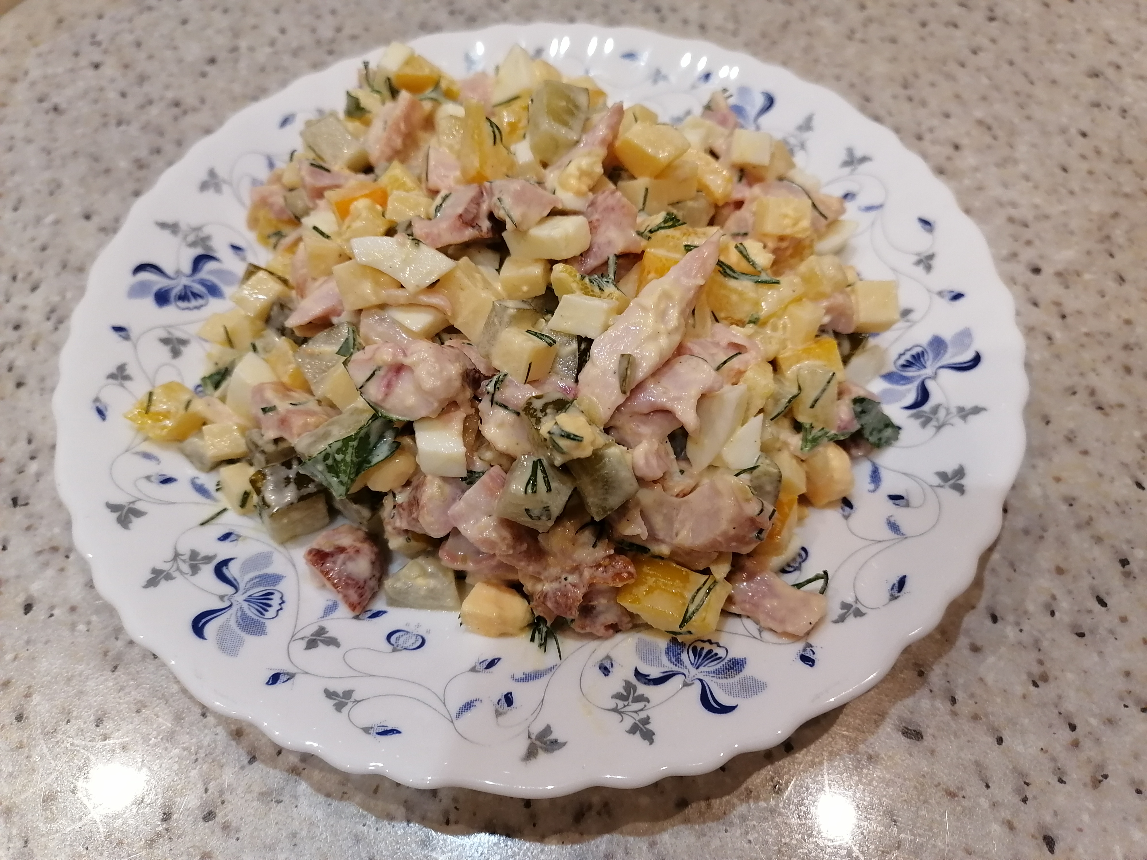 Салат с куриной грудкой, маринованными огурцами и сельдереем: рецепт с фото | Меню недели