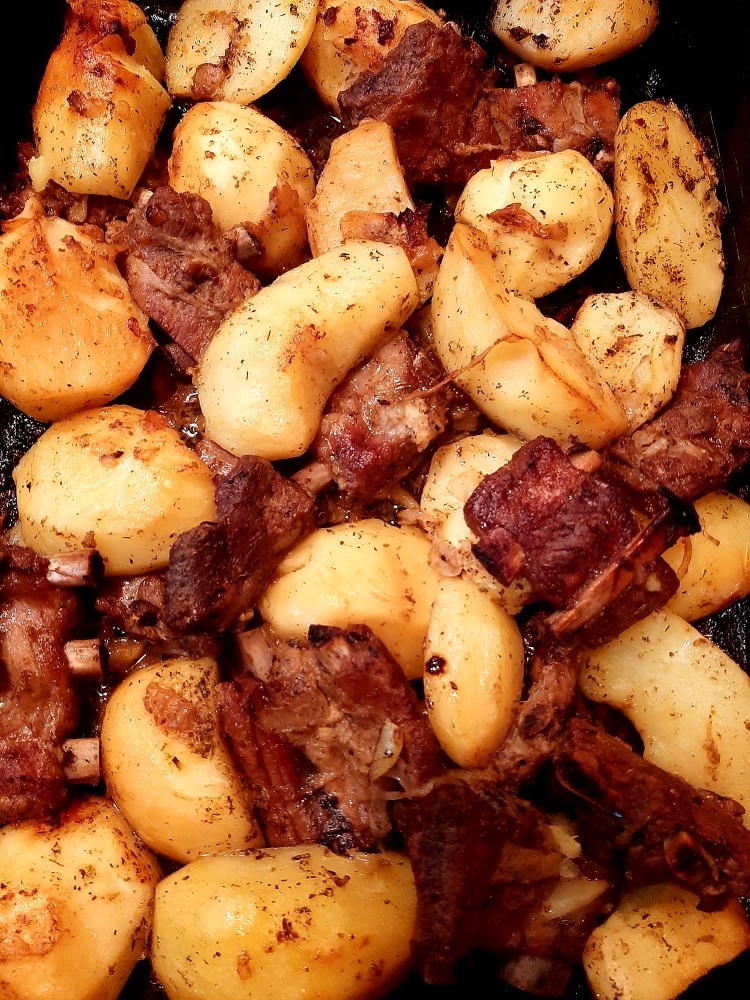 Свиные ребра в луковой шубке с картошкой в духовке 🥩