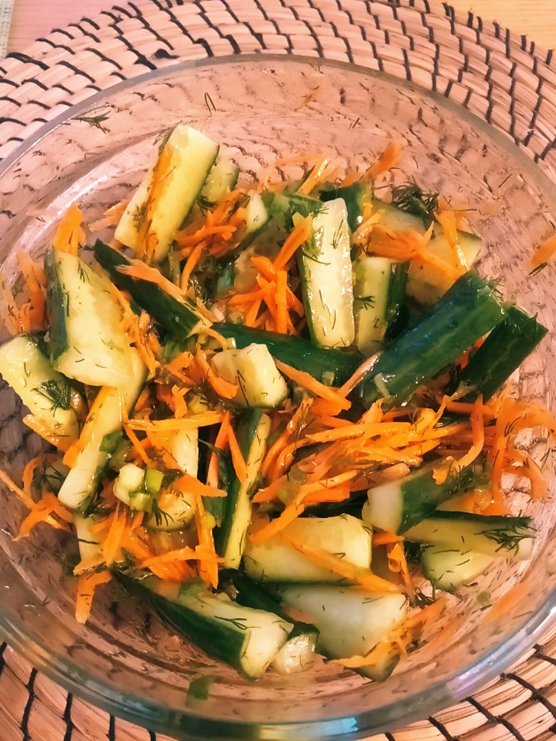 Салат с огурцами, морковью по-корейски и пикантной заправкой — рецепты | Дзен