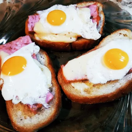 Горячие бутерброды с перепелиным яйцом