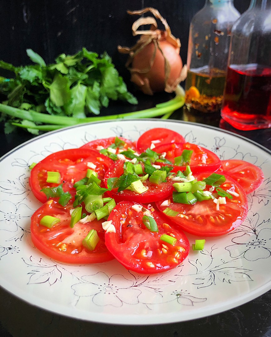 Помидоры с зеленью и чесноком