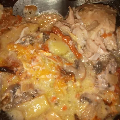 Курица в сливочном соусе с овощами