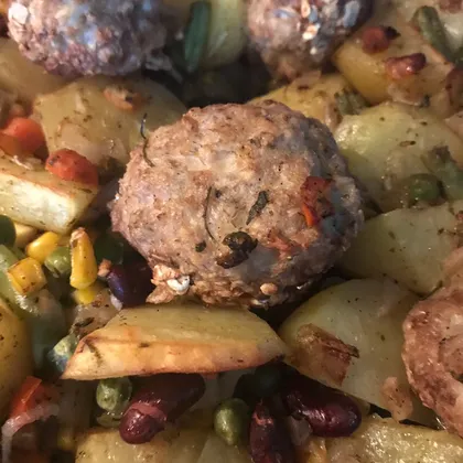 Запечённая картошка с овощами и котлетками