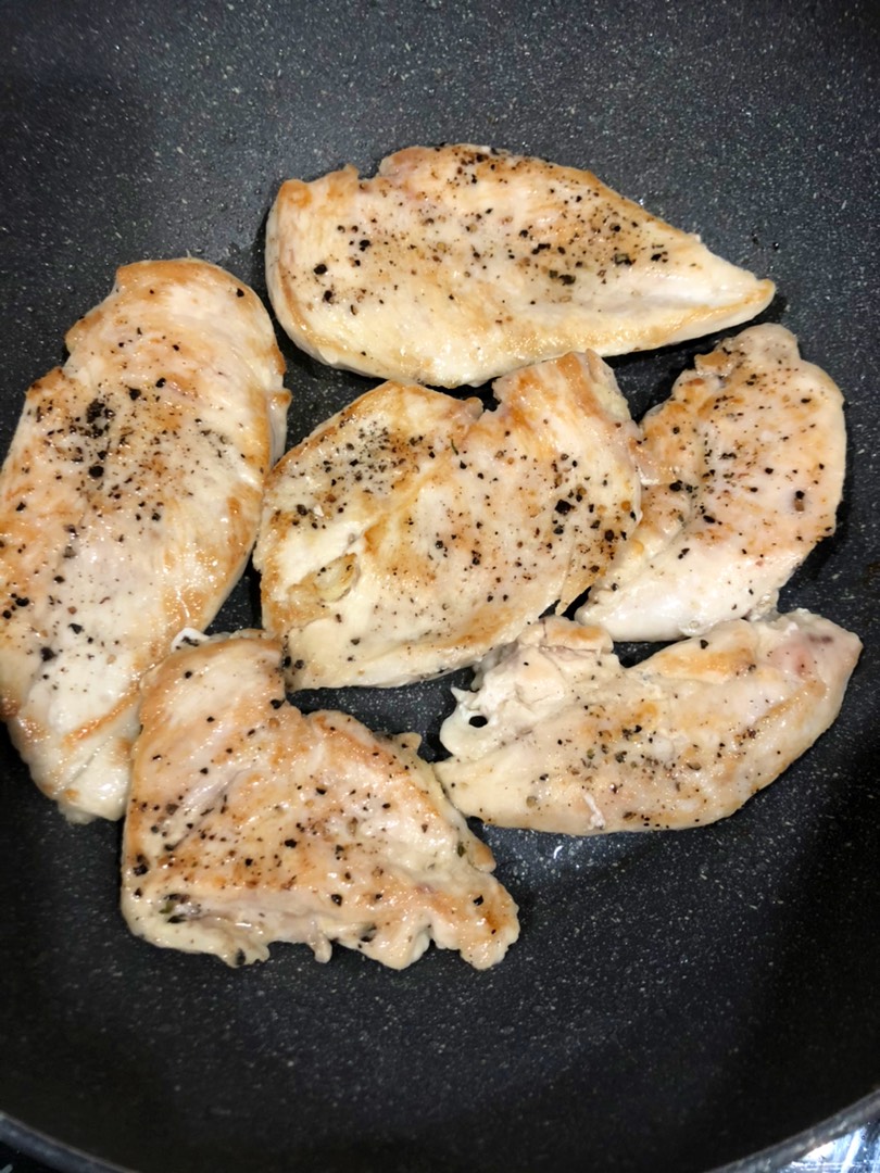 Жаренные куриные грудки в сметане, яйце и чесноке на сковороде простой рецепт пошаговый