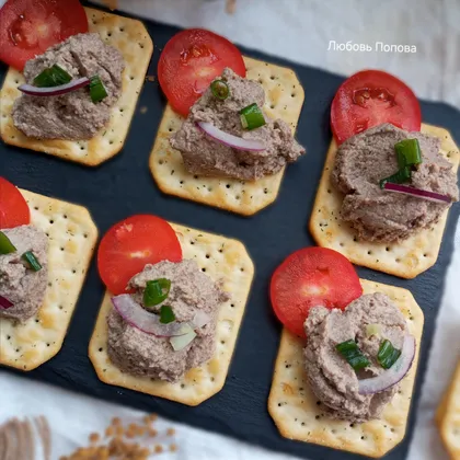 Паштет из шампиньонов с грецкими орехами и яйцами 