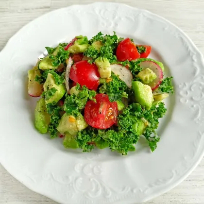 Витаминный салат с авокадо и кейлом