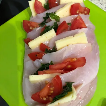 Куриная грудка запечённая с сыром и помидорами