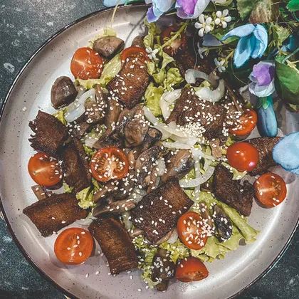 Пряный салат с говядиной и грибами