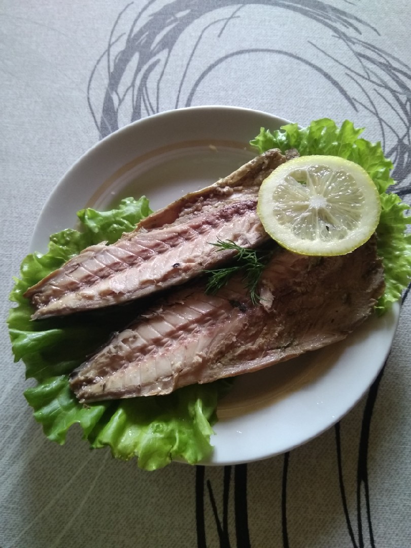 Скумбрия запеченная в листьях хрена и фольге