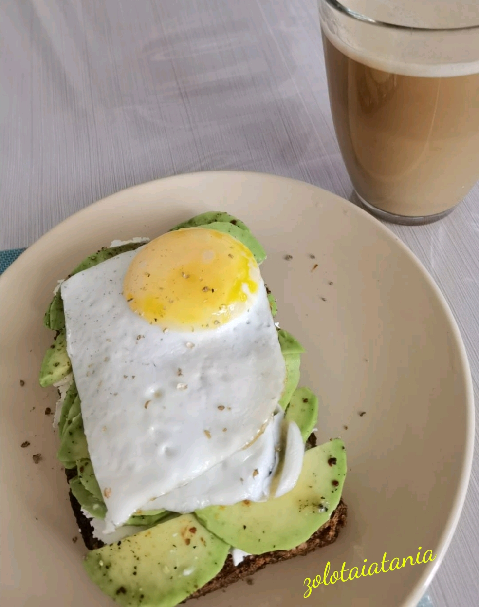 Бутерброд с авокадо и яйцом