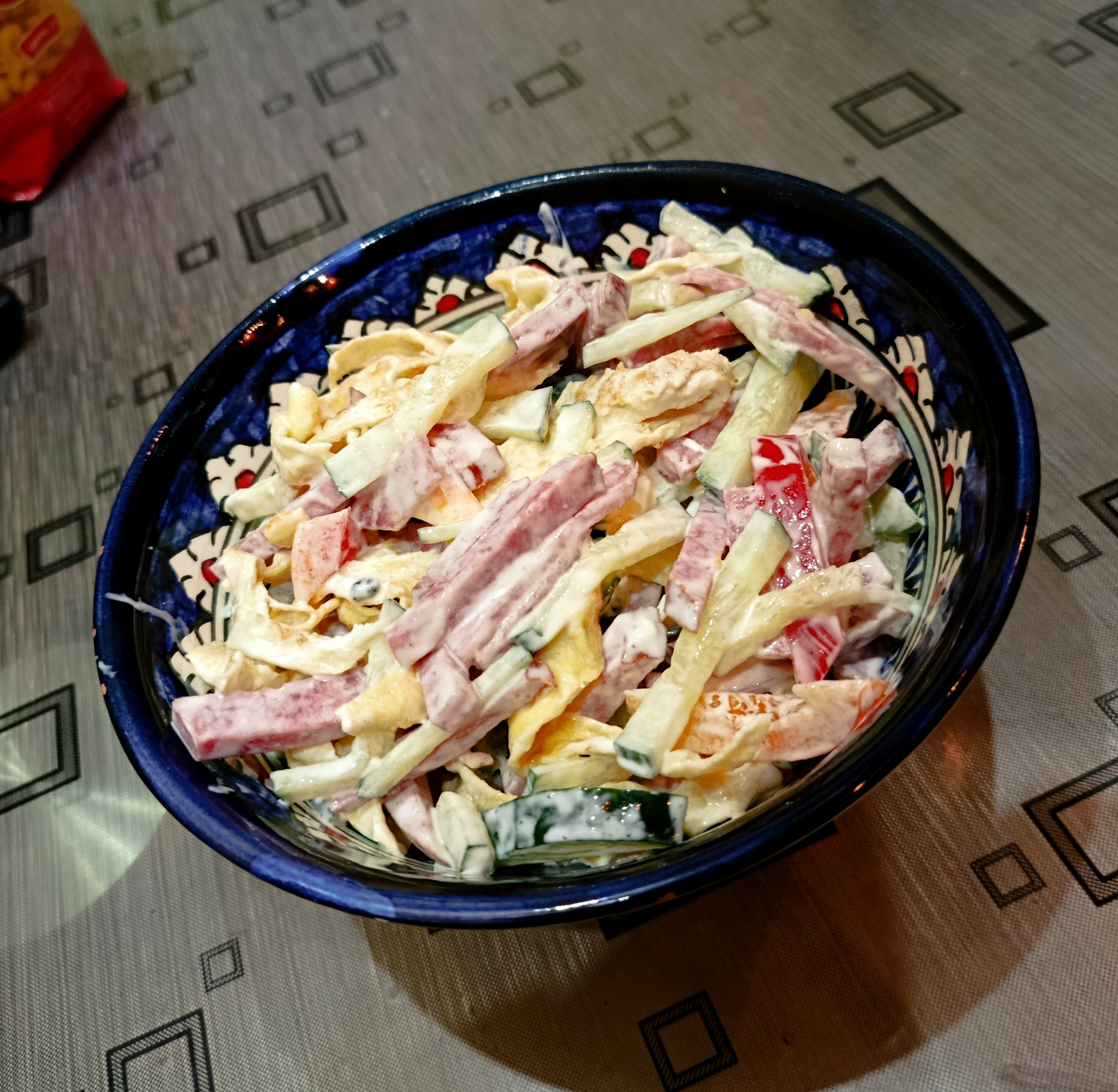 Салат с колбасой и яичными блинами
