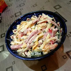 Салат с колбасой и яичными блинами