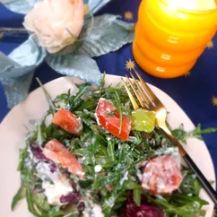 Салат с рукколой, помидорами и брынзой