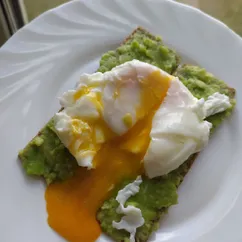 Хлебцы с авокадо и яйцом пашот 🥑🥚