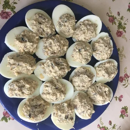 Фаршированные яйца шпротами