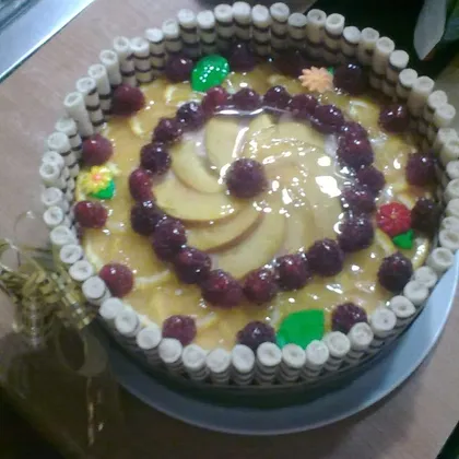 Бисквитный торт с сезонными фруктами