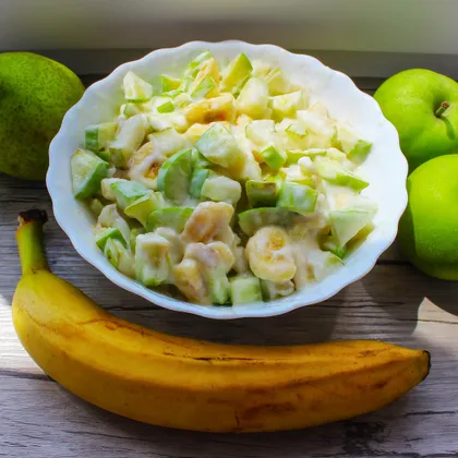 Фруктовый салат с бананом, яблоком и грушей