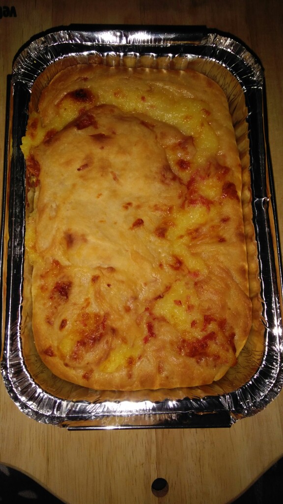Пирог с сыром, картофельным пюре и колбасой