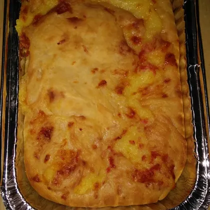 Пирог с сыром, картофельным пюре и колбасой