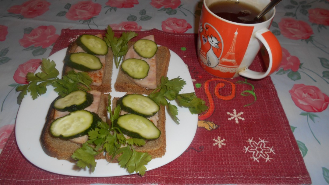 Горячие бутерброды с колбасой и сыром и яйцом на сковороде