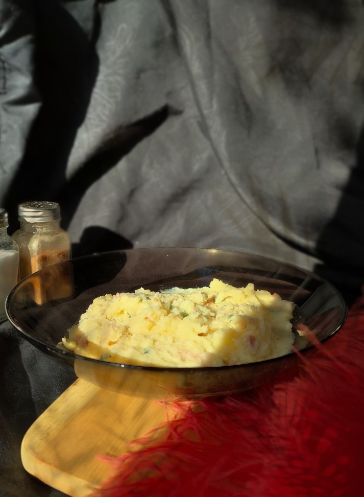 Сливочное пюре с кусочками бекона и зеленым луком