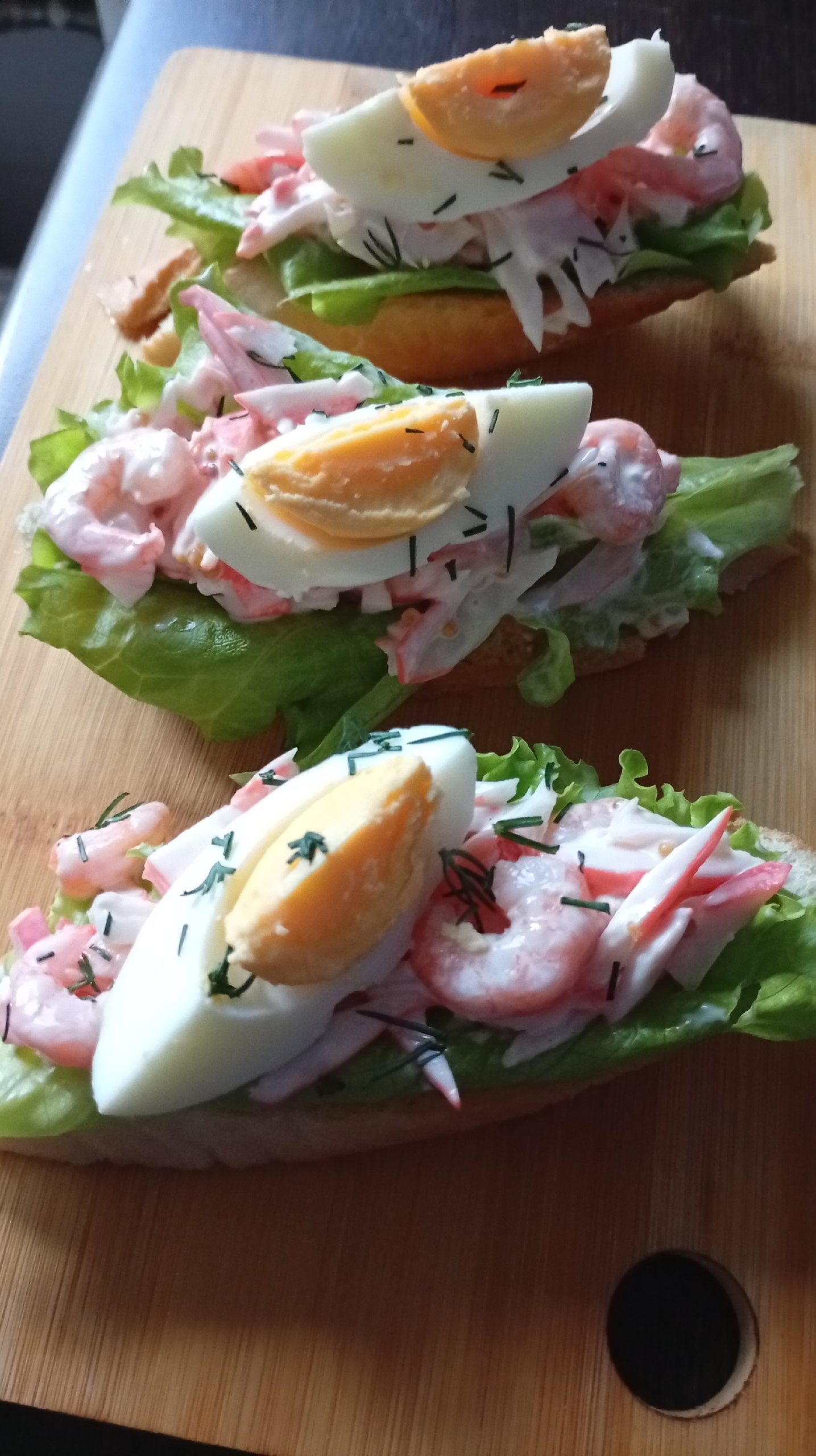 Тосты с креветками и яйцом
