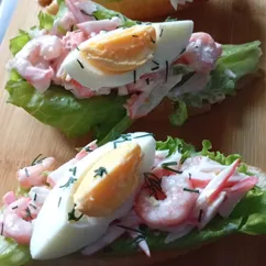 Тосты с креветками и яйцом