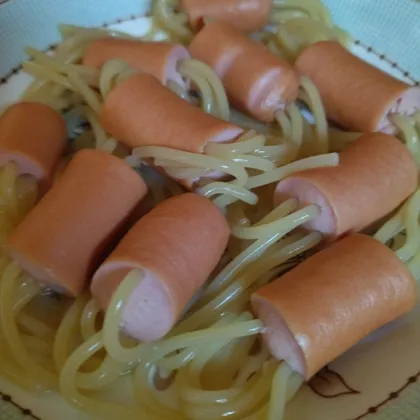 Осьминожки из сосисок и спагетти